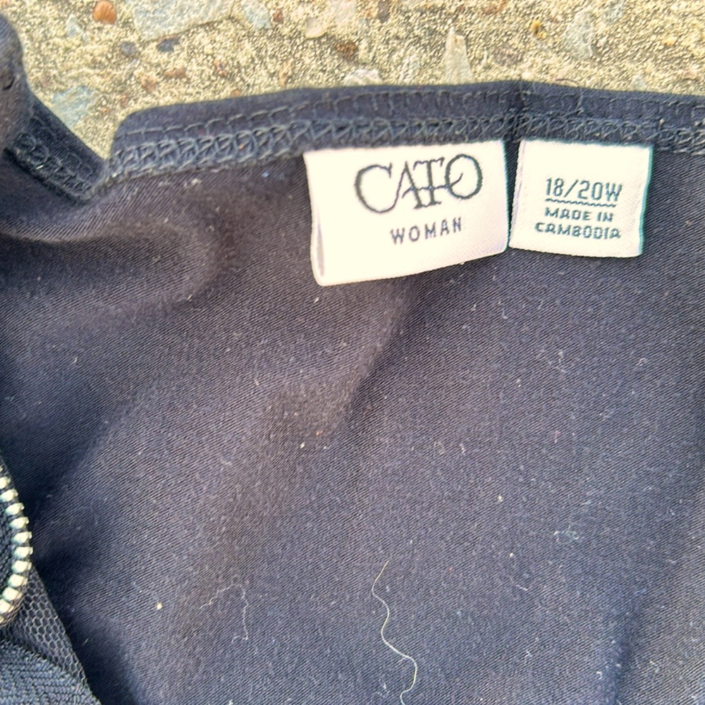 CATO WOMAN. 18/20W~BLACK BLOUSE WITH ZIPPER ROSETTE DESIGN~3/4 SLEEVES